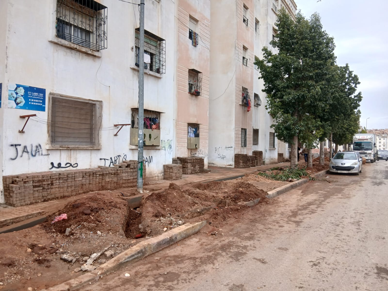 شركة عقارية تُغيّر معالم شارع عمومي بفرح السلام وسط صمت السلطات المحلية بالحي الحسني