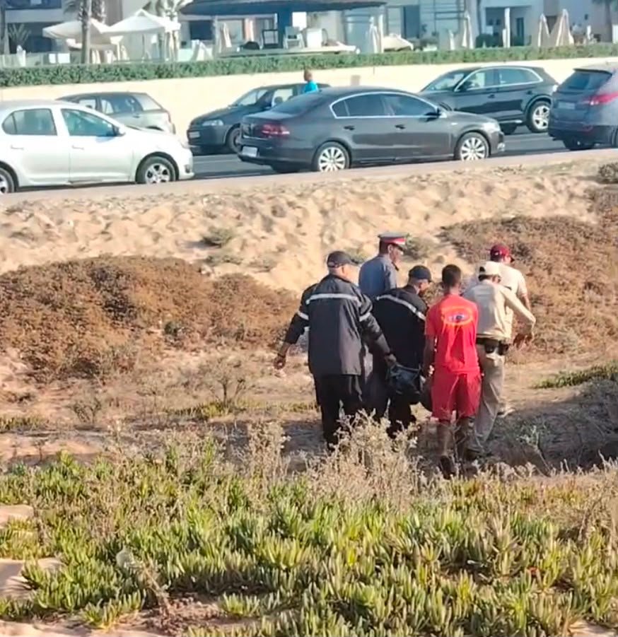 فاجعة بشاطئ الحوزية.. مصرع شابين غرقاً في مقطع غير محروس